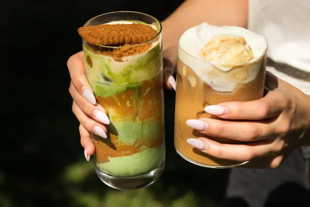 낮에 들어 올린 Cafe Mallow의 아이스 음료 두 잔. 비스킷을 올린 말차와 크림을 올린 아이스커피